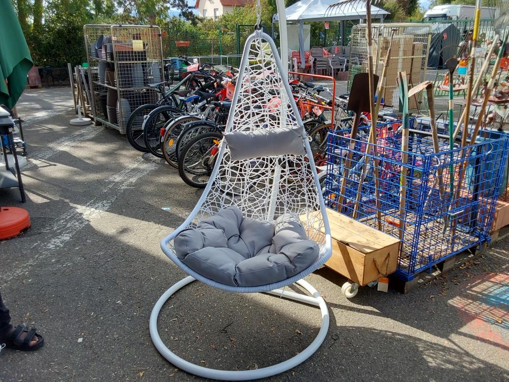 FAUTEUIL SUSPENDU TRESSÉ BLANC ET GRIS - 3 COLIS (102771/73/75) 2ÈME CHOIX