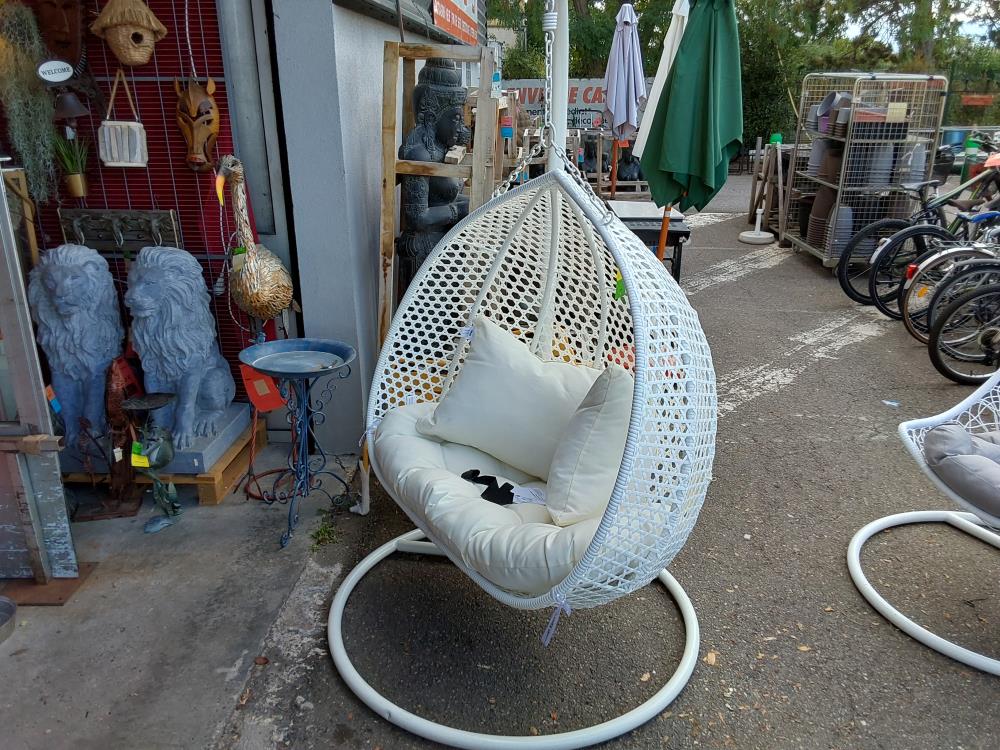 FAUTEUIL SUSPENDU 2 PLACES TRESSÉ BLANC ET BEIGE 3 COLIS (143018/19/20) 2ÈME CHOIX