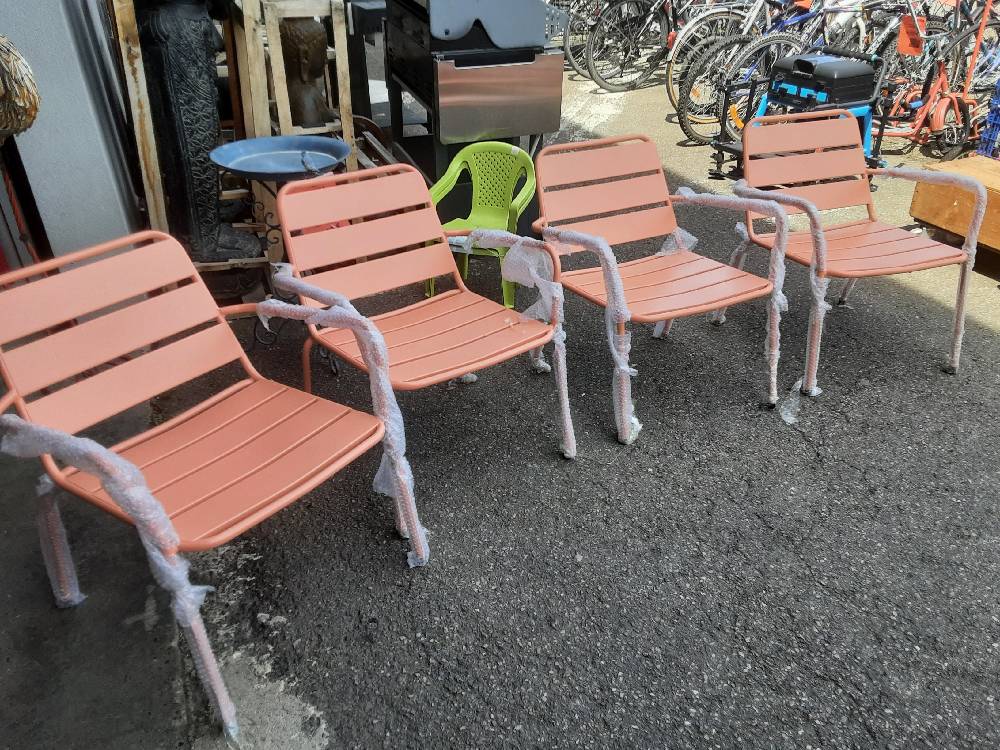 LOT DE 4 CHAISES HAUTES DE JARDIN EN MÉTAL ORANGE CLAIR (143947) 2ÈME CHOIX