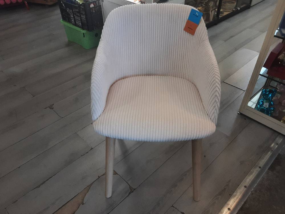 FAUTEUIL CRÈME - PIEDS BOIS (137603) 2ÈME CHOIX