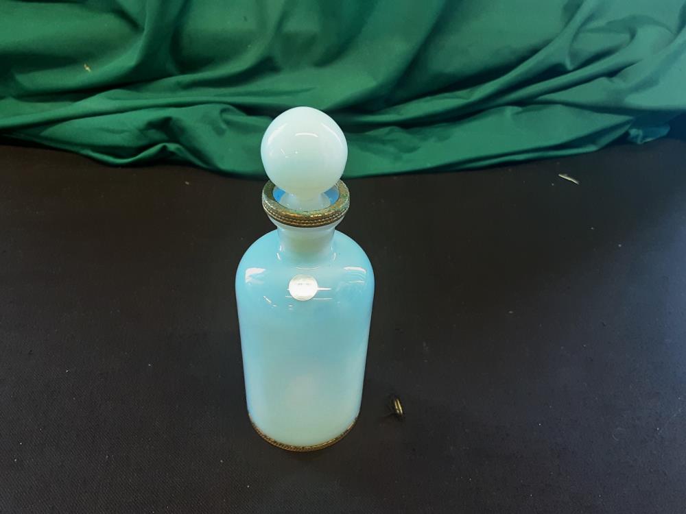 BOUTEILLE PM OPALINE BLANCHE AVEC BOUCHON