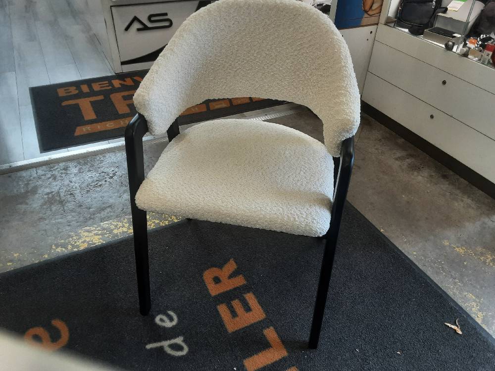 FAUTEUIL EN BOIS NOIR - BOUCLETTE BLANCHE (140507) 2ÈME CHOIX