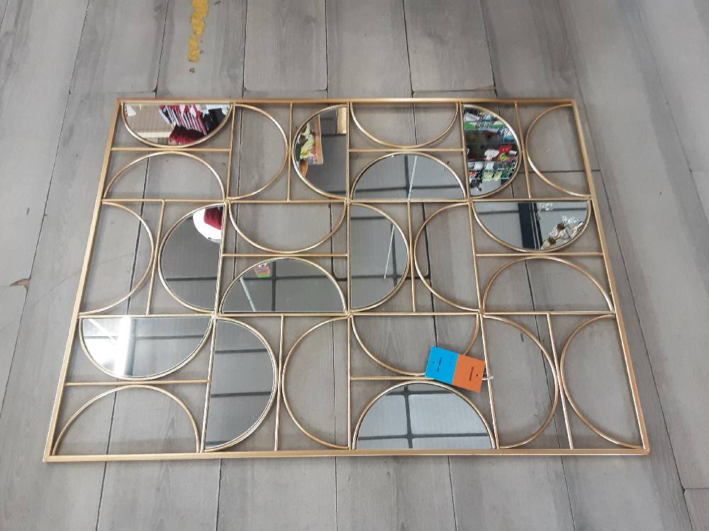 MIROIR DESIGN MÉTAL DORÉ 77X102CM (142166) 2ÈME CHOIX