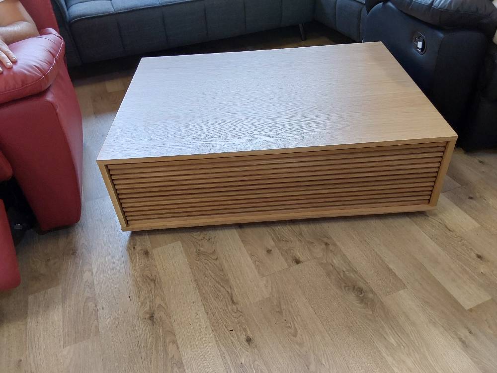 TABLE BASSE AVEC RANGEMENTS EN CHÊNE (832993-1) 2ÈME CHOIX