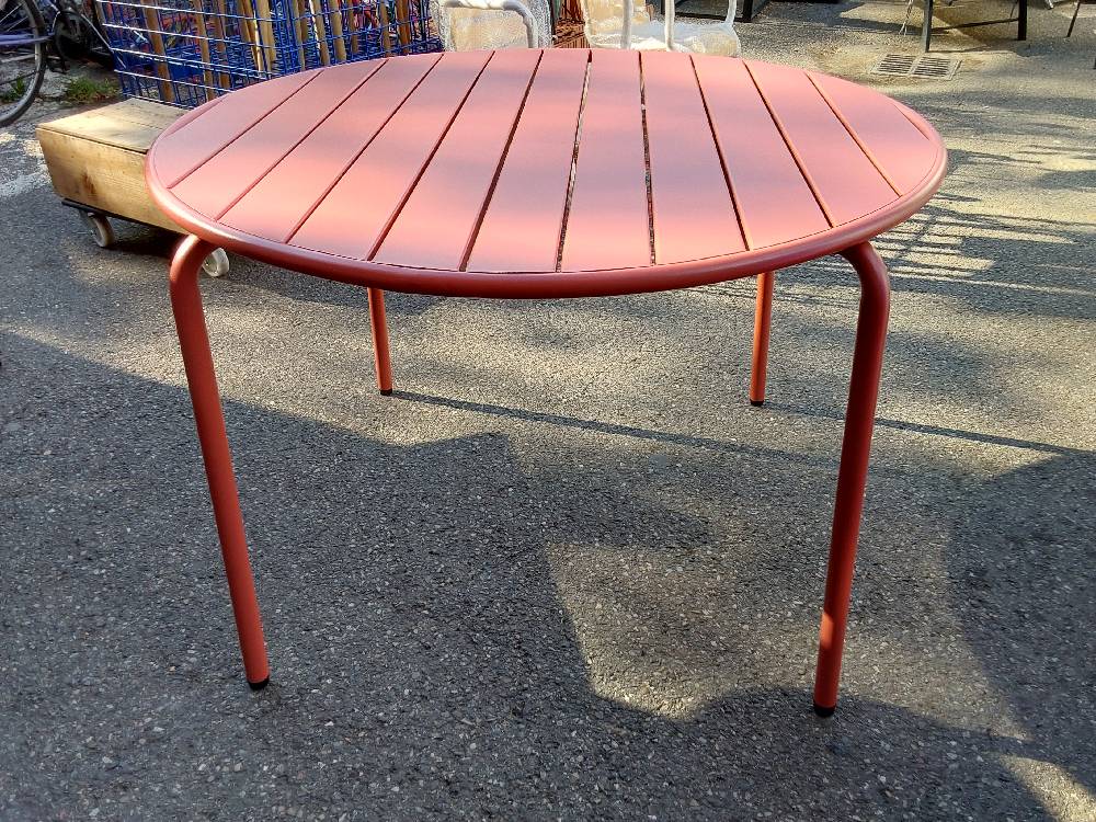 TABLE DE JARDIN RONDE EN MÉTAL TERRACOTTA DIAM.110CM (120623) 2ÈME CHOIX