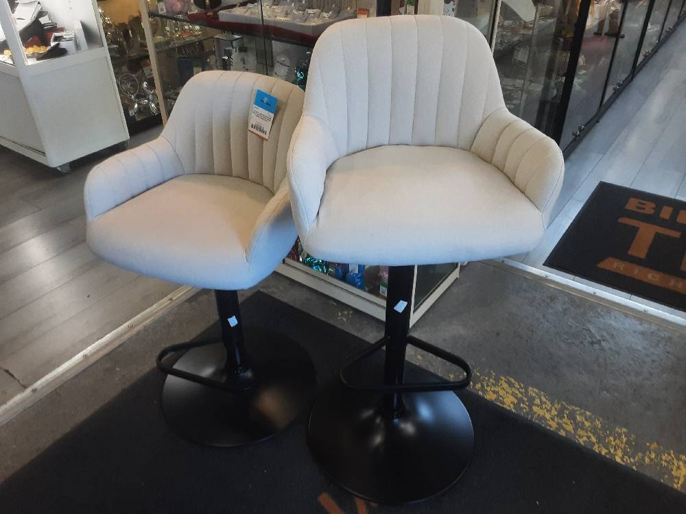 LOT DE 2 TABOURETS DE BAR REGL. HAUTEUR TISSU CRÈME (128881) 2ÈME CHOIX