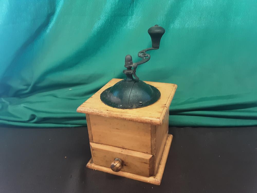 MOULIN A CAFE EN BOIS