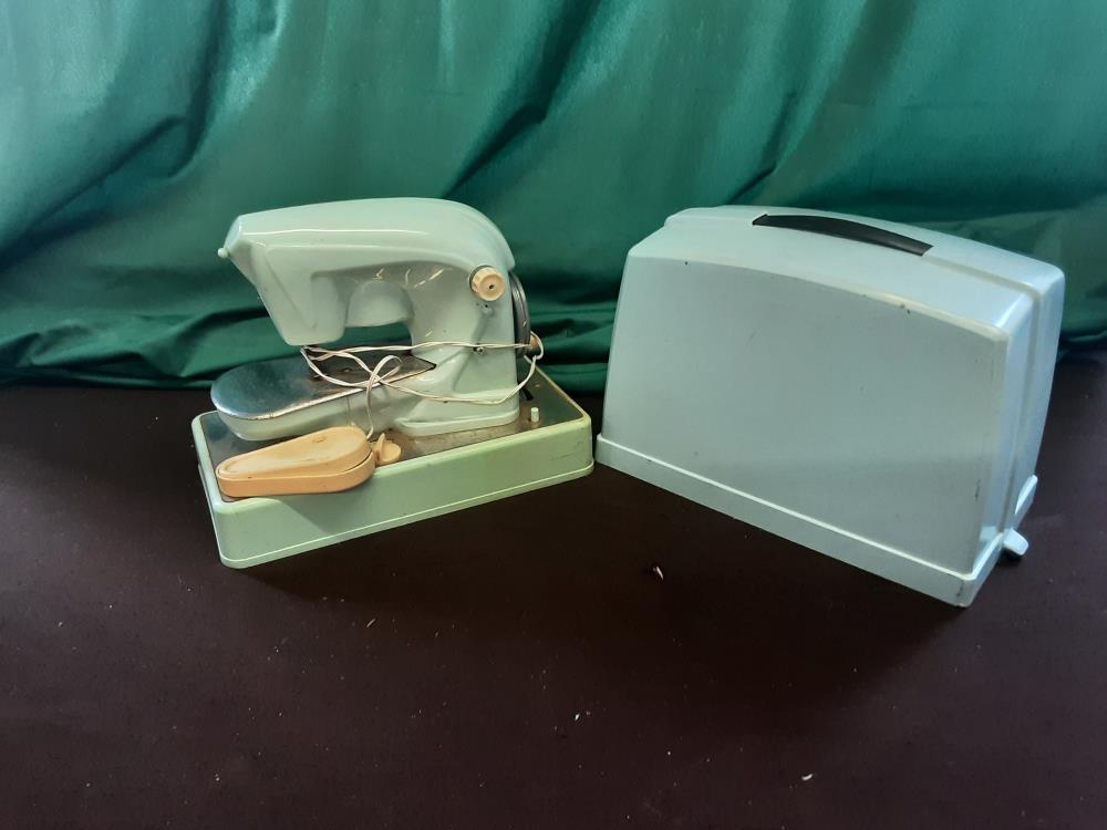 MACHINE A COUDRE JOUET VINTAGE