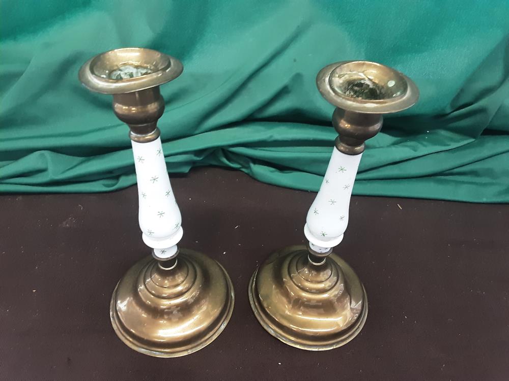 LOT DE 2 BOUGEOIRS EN CUIVRE ET PORCELAINE