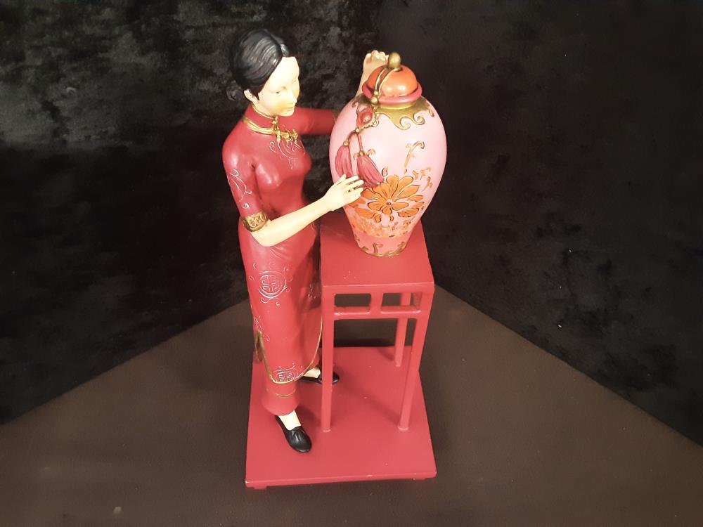 STATUETTE DAME ROUGE + POTICHE 
