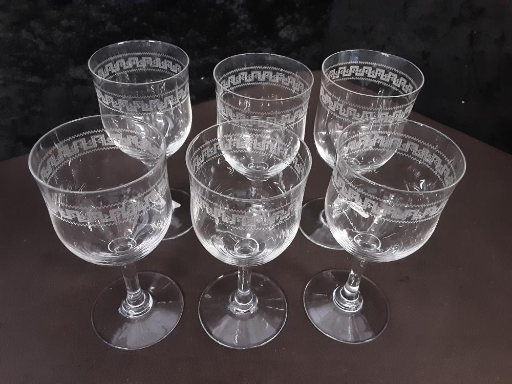 LOT DE 6 VERRES SUR PIED TAILLÉ