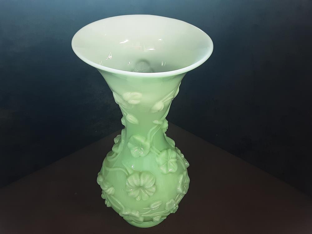 VASE OPALINE COLORIS VERT