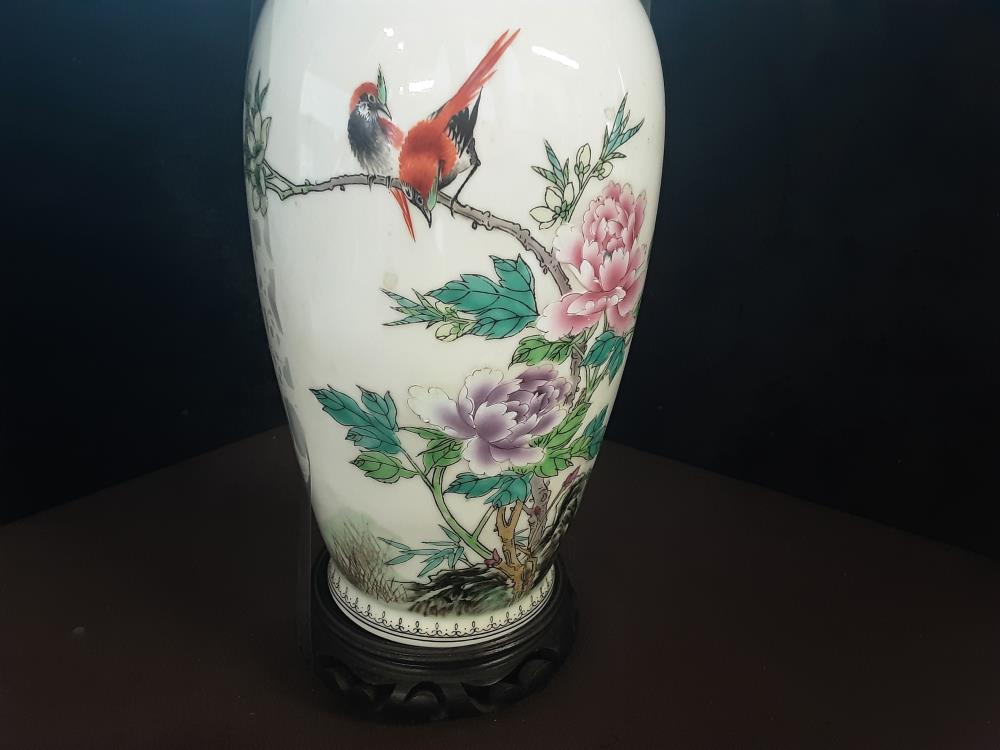VASE ASIATIQUE SUR SUPPORT BOIS 