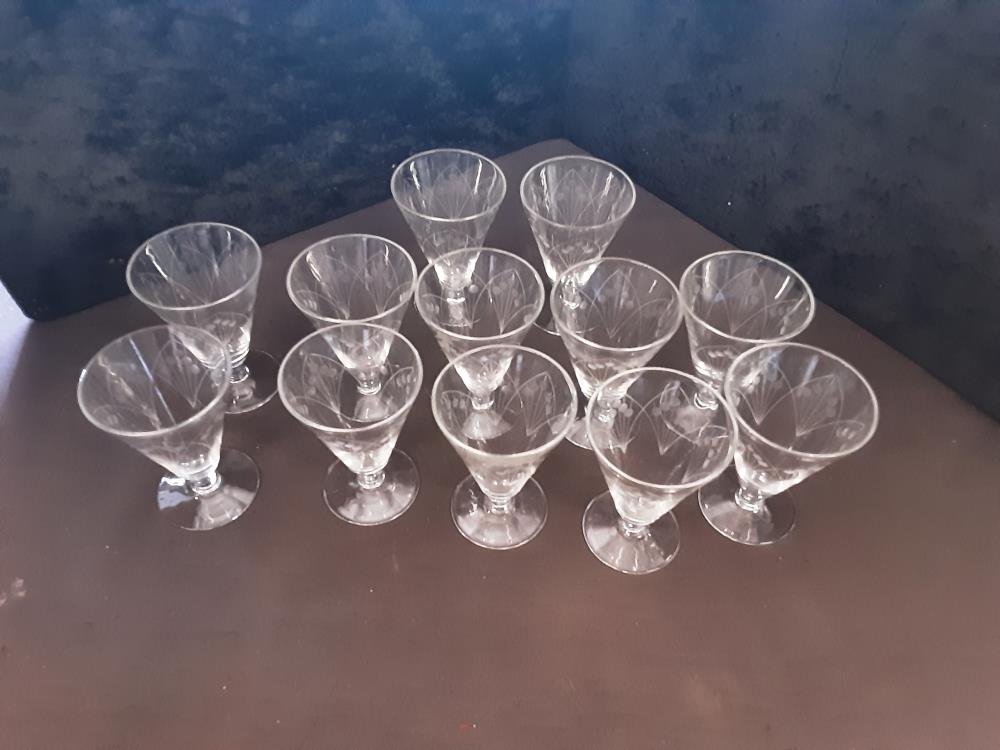 LOT DE 12 VERRES A PORTO EN CRISTAL CISELÉ