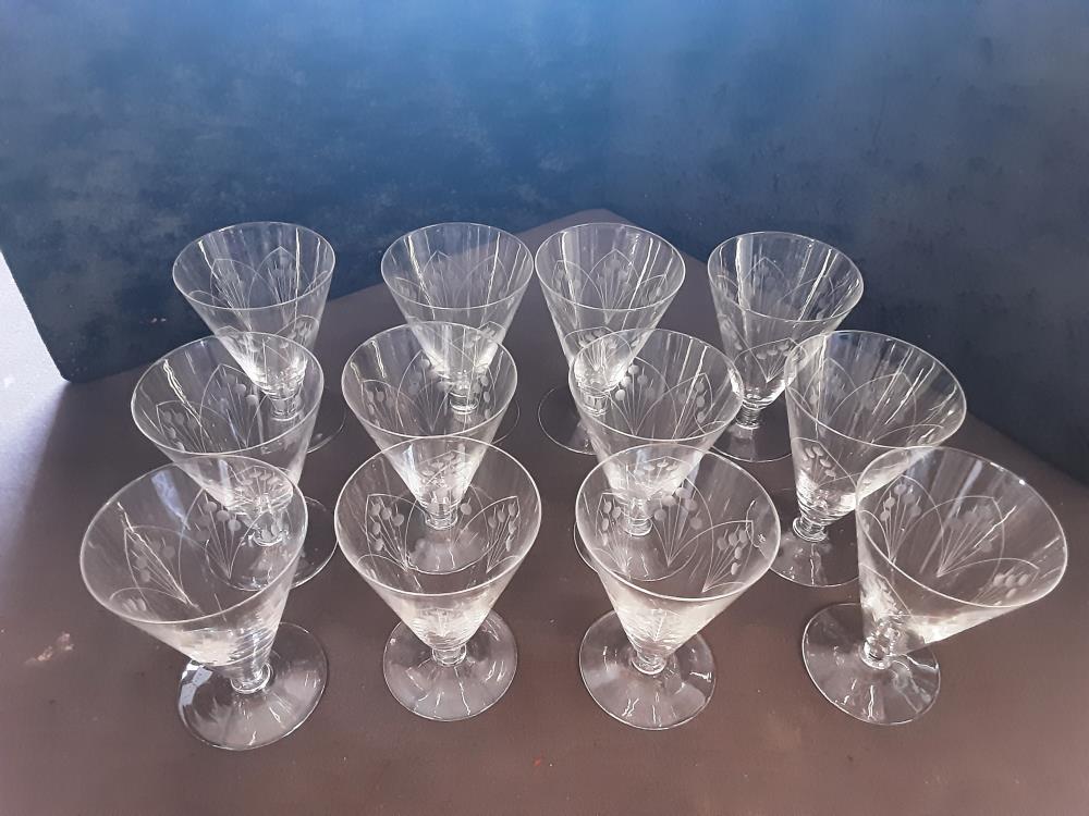 LOT DE 12 VERRES A VIN EN CRISTAL CISELÉ
