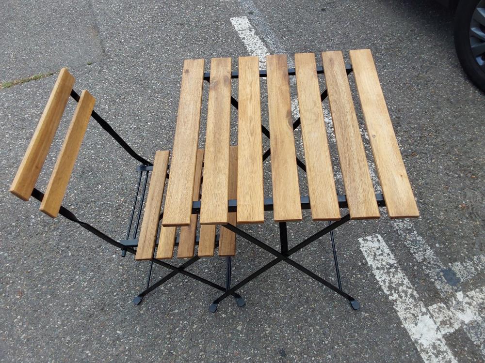 TABLE + CHAISE EN BOIS PIEDS METAL