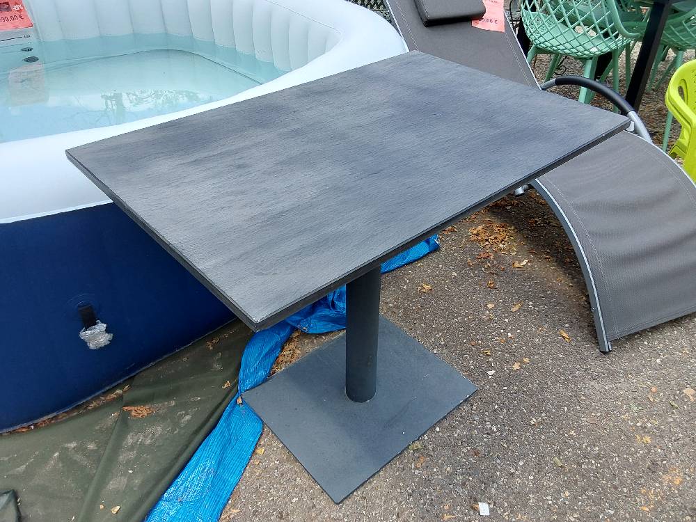 TABLE D’EXTERIEUR GRISE EN CÉRAMIQUE 