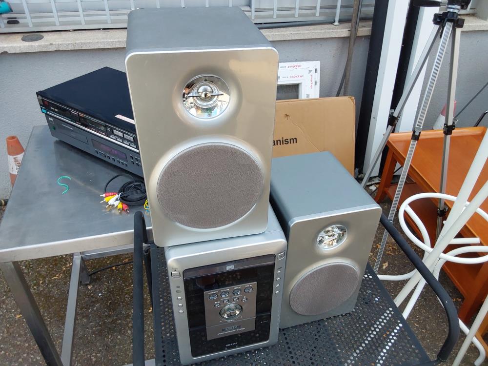 CHAINE HI-FI AVEC 2 ENCEINTES SANYO