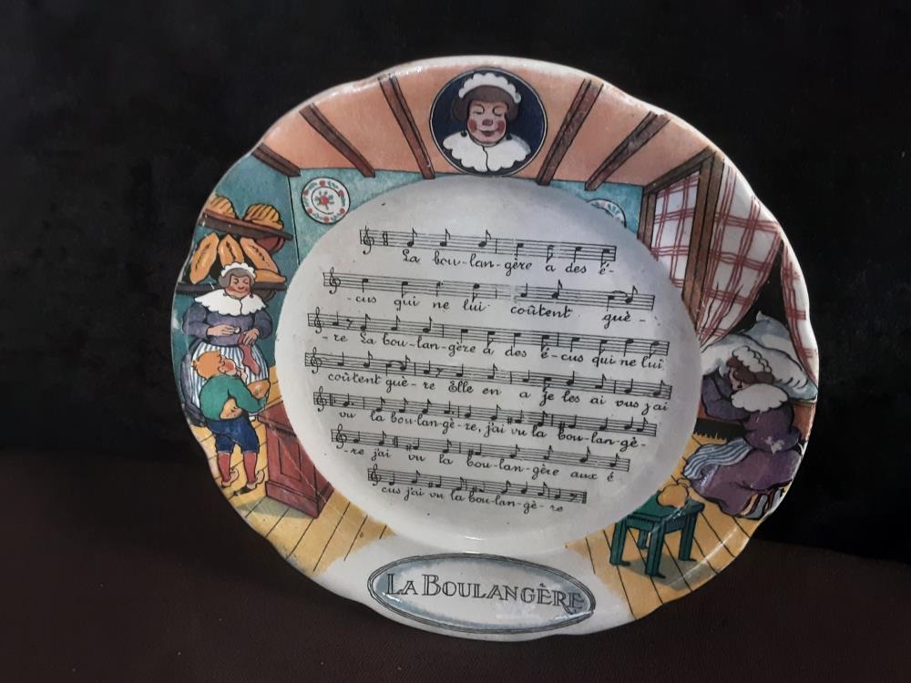 ASSIETTE PM ANCIENNE SARREGUEMINES "LA BOULANGÈRE"