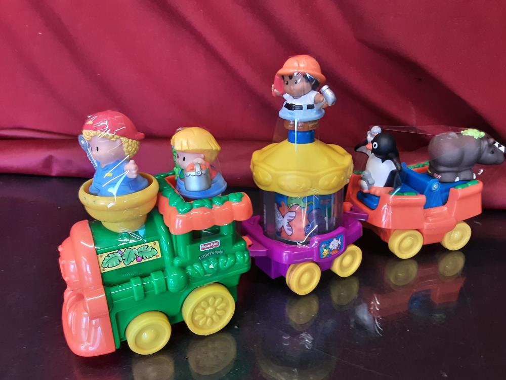 TRAIN AVEC PERSONNAGES ET ANIMAUX LITTLE PEOPLE FISHER PRICE