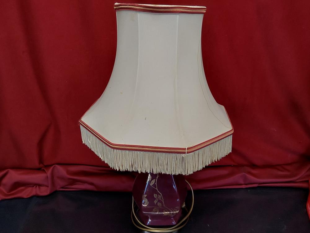 LAMPE A POSER PIED BORDEAUX ET OR ABAT JOUR BEIGE
