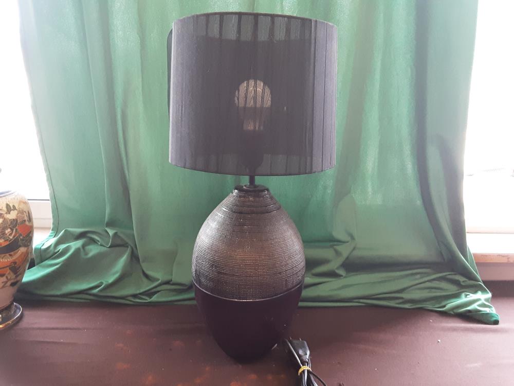 LAMPE DE SALON MAUVE ET NOIR