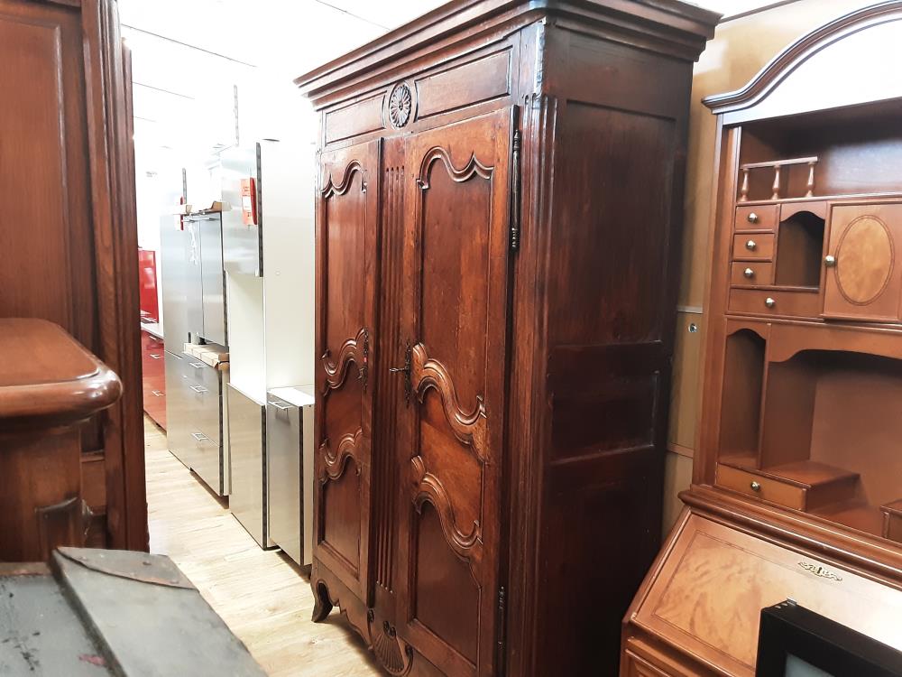 ARMOIRE 2 PORTES CHEVILLEES A RETAURER