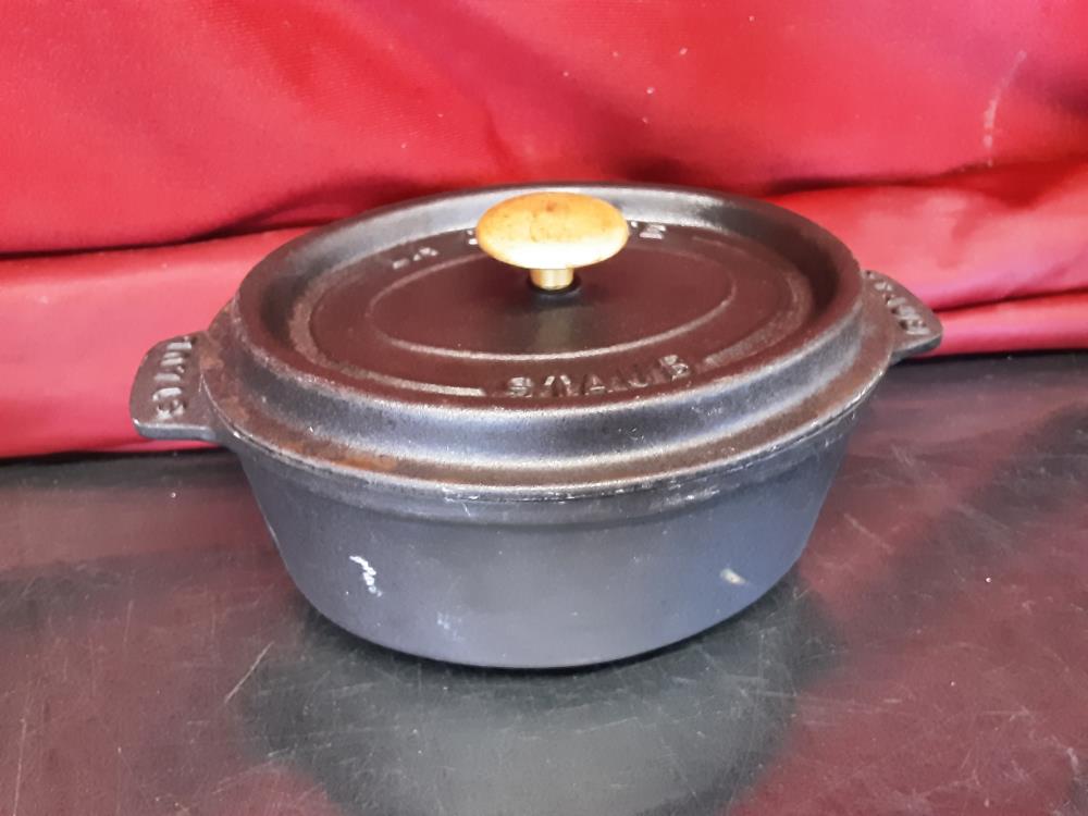 COCOTE EN FONTE OVALE STAUB 18 X 14CM