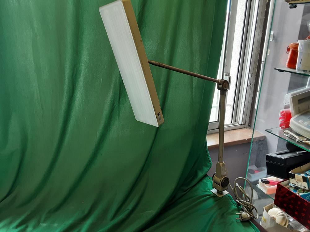 LAMPE INDUSTRIEL A NEONS DE BUREAU EN METAL ET BAKELITE