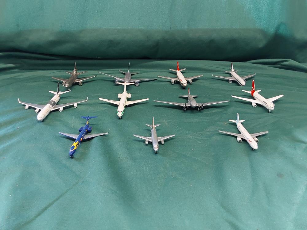 LOT DE 11 AVIONS EN METAL 