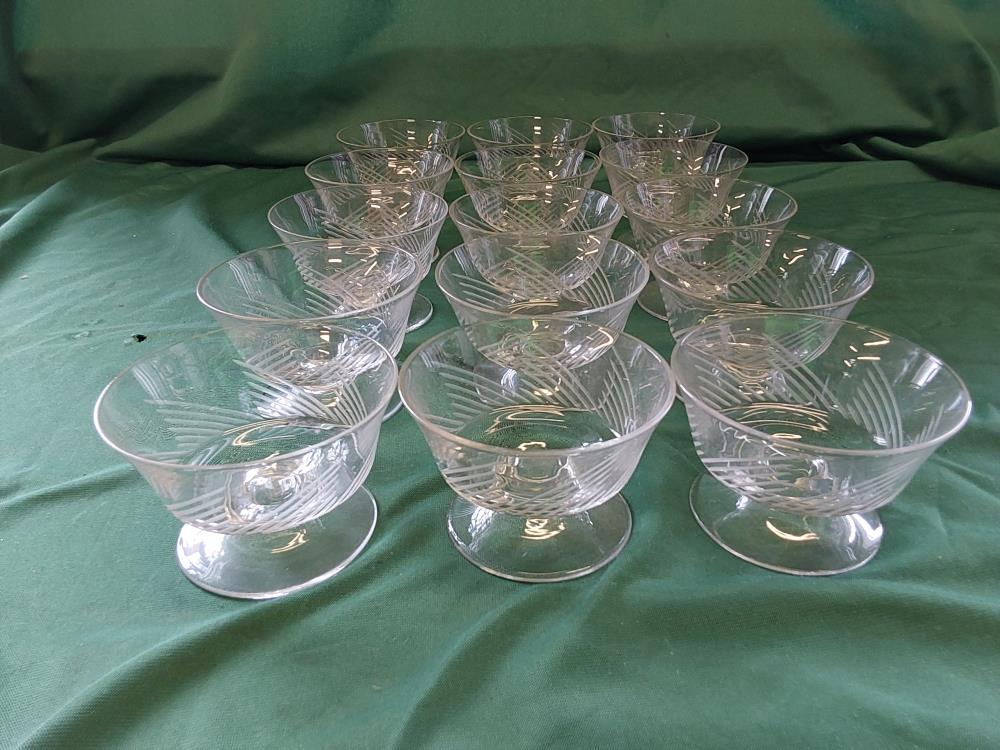 LOT DE 15 VERRES CISELÉ 