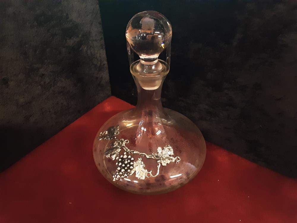 CARAFE A DECANTER EN VERRE AVEC BOUCHON DECOR RAISIN EN ETAIN