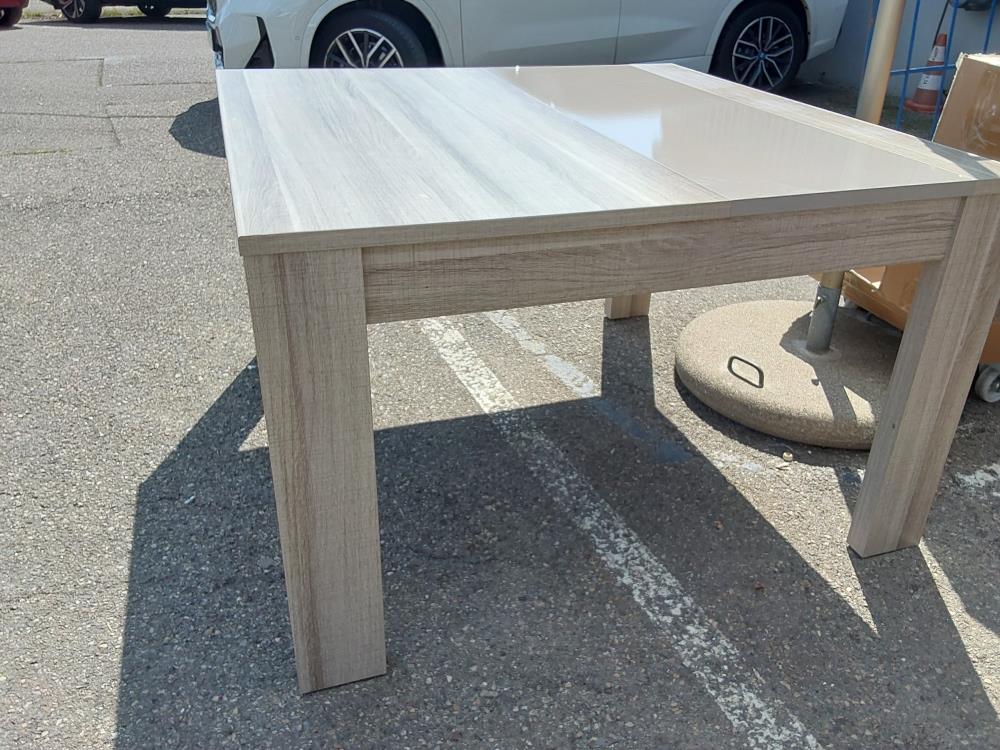 TABLE CARRÉE COLORIS BOIS CLAIR