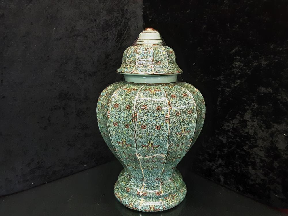 POTICHE EN PORCELAINE AVEC COUVERCLE DECOR FLEURS BLEUES VERTS