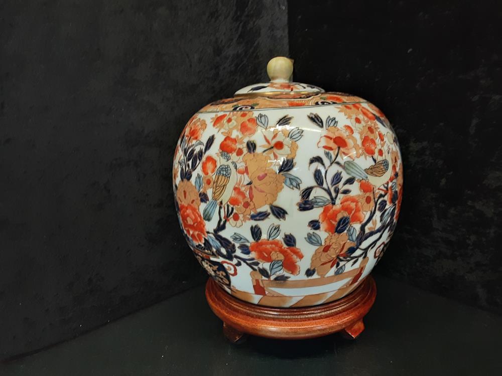 POTICHE ASIATIQUE AVEC COUVERCLE SOCLE BOIS