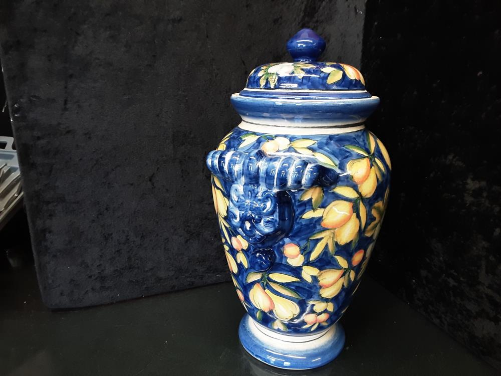 POTICHE BLEUE AVEC COUVERCLE - DECOR FRUITS