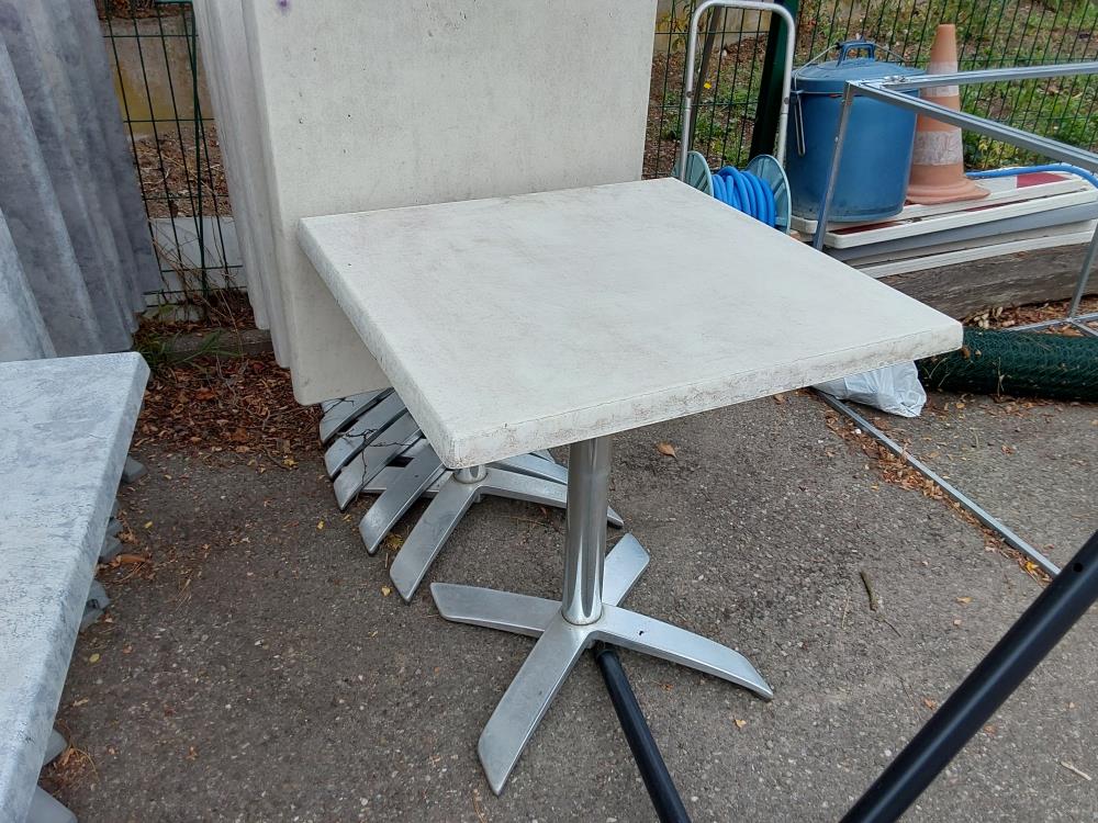 TABLE BISTROT PVC BLANC PIED CHROME