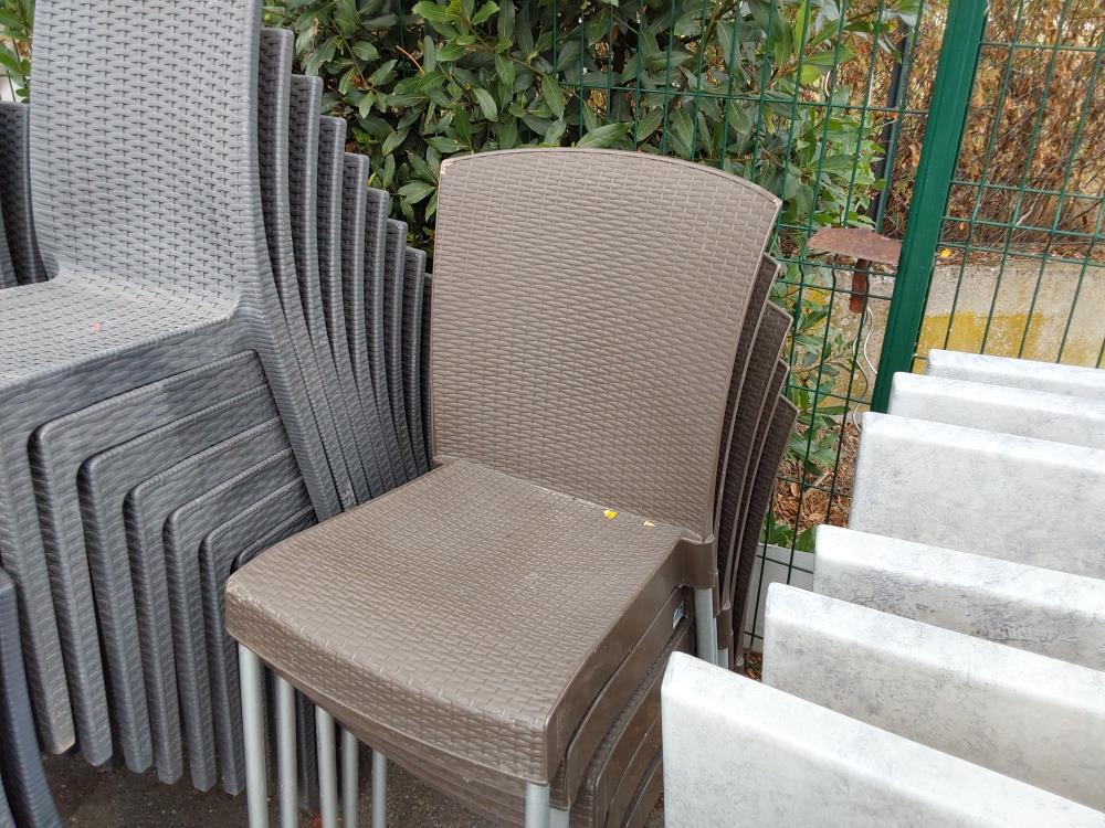 LOT DE 5 CHAISES PVC BRUN TRESSEES