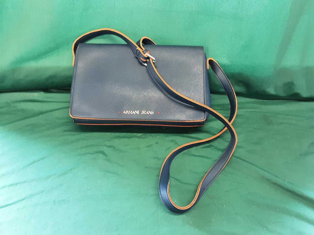 SAC A MAIN ARMANI JEANS BLEU ET ORANGE A BANDOULIÈRE