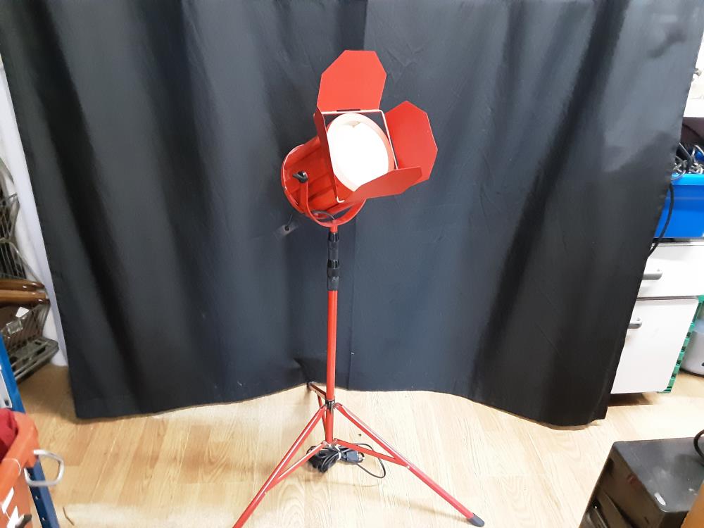 LAMPADAIRE MÉTAL ROUGE TREPIED TELESCOPIQUE 