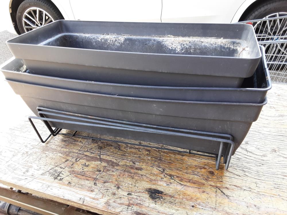 LOT DE 3 JARDINIERES AVEC SUPPORT ET BAC