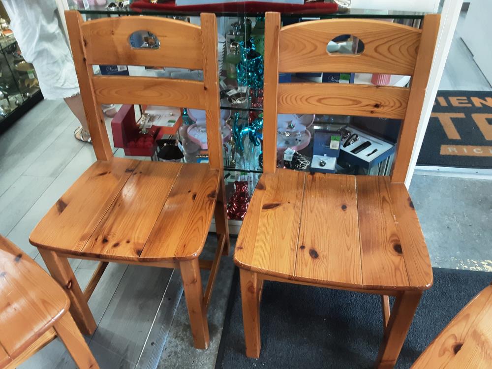 LOT DE 4 CHAISES EN BOIS