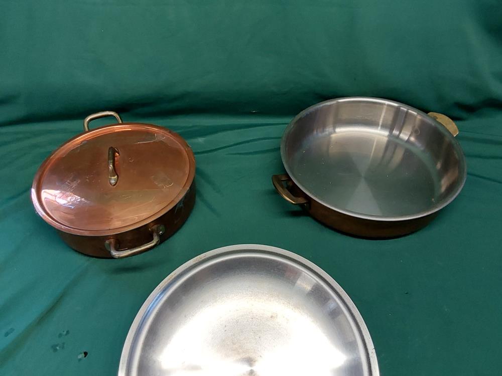CASSEROLE BASSE EN CUIVRE AVEC COUVERCLE 