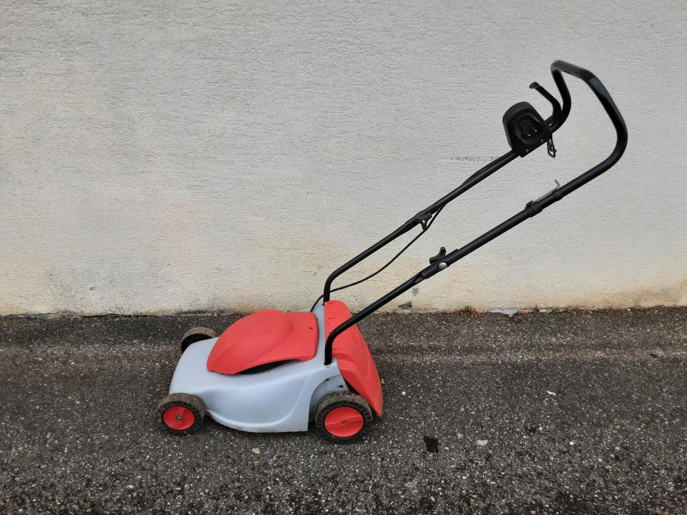 TONDEUSE ÉLECTRIQUE ROUGE ET GRISE 