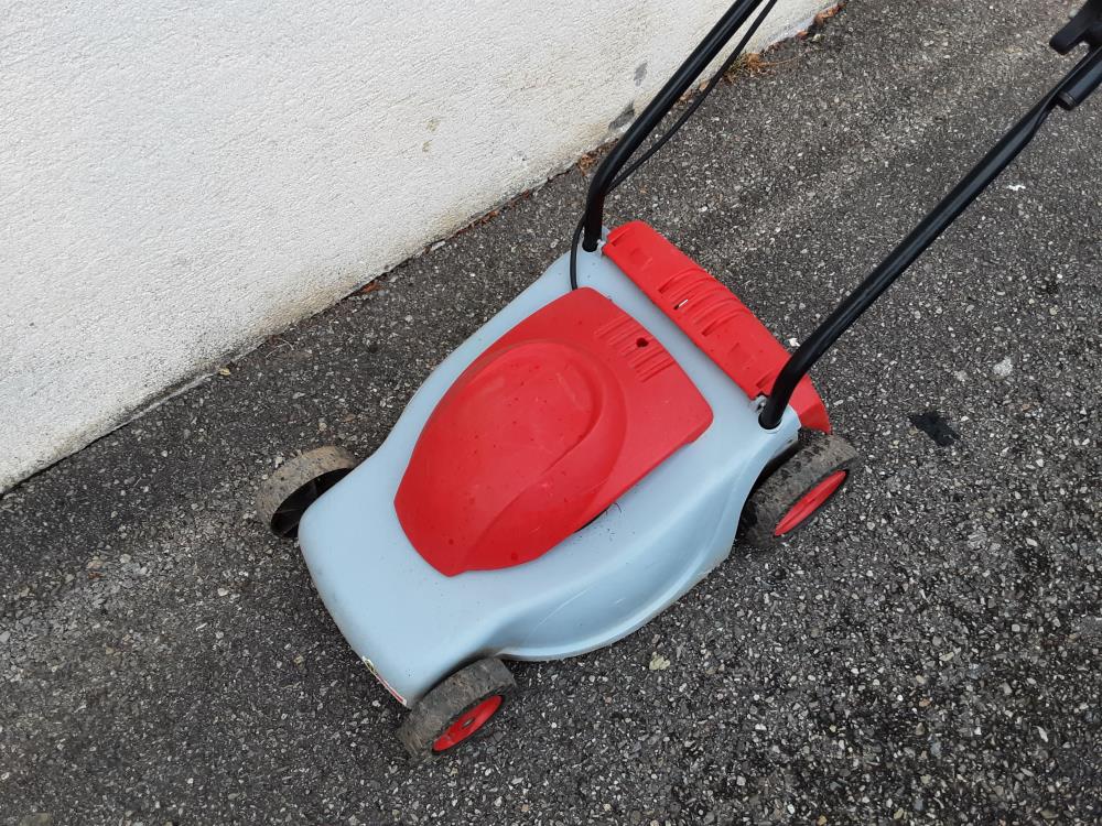 TONDEUSE ÉLECTRIQUE ROUGE ET GRISE 