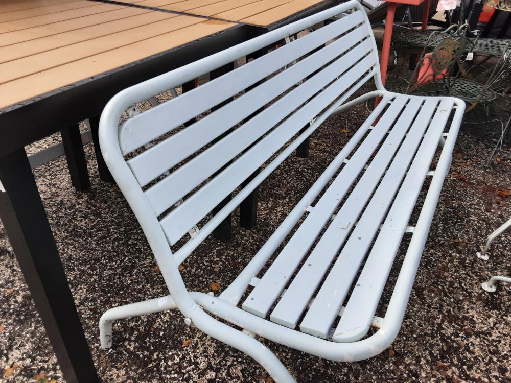 BANC PLIABLE METAL ET PVC ARESTAURER