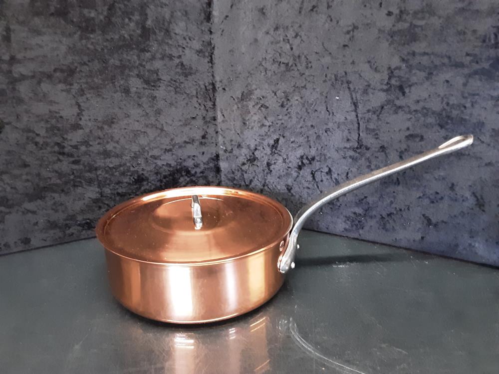 SAUTEUSE AVEC COUVERCLE EN CUIVRE 
