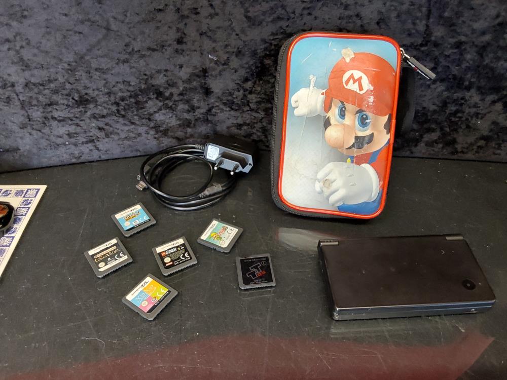 NINTENDI DSI AVEC ETUI + 5 JEUX + EMULATEUR + CHARGEUR