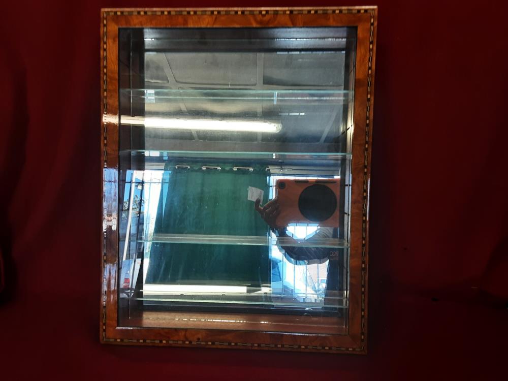 VITRINE MARQUETÉE POUR MINIATURES 