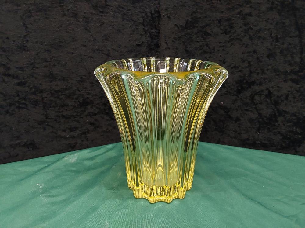 VASE EN CRISTAL JAUNE